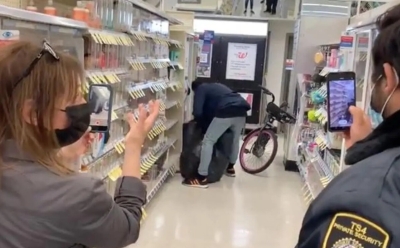 Видео: как крадут в американских магазинах. Охрана снимает, но не вмешивается. Почему? Часть 2