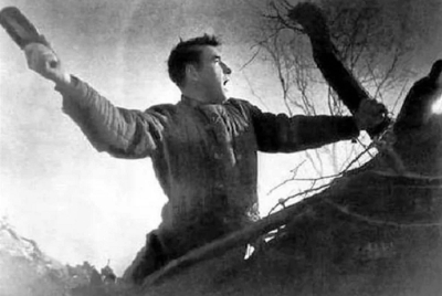 Как немцы подожгли советского бойца с бутылкой с зажигательной смесью. Что он сделал