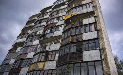 Под окнами российской многоэтажки нашли тело женщины