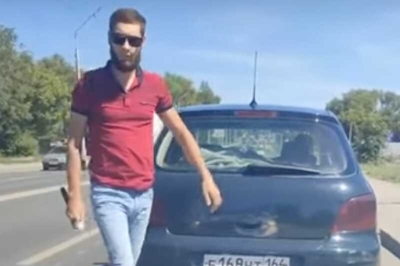 В Саратове арестовали мужчину, ударившего женщину-водителя по голове дубинкой