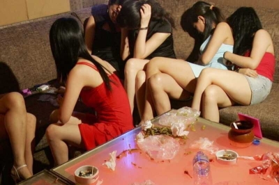 Российские подростки устроили «голую» вечеринку на глазах у родителей
