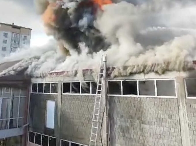 Пожар в ЦУМе: Крыша главного магазина в Буйнакске в огне, площадь пожара 500 квадратных метров