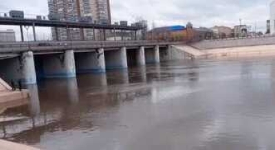 Губернатор Курганской области Вадим Шумков сообщил, что течение реки Тобол усилилось, и вода начала заходить в город